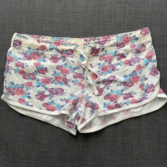 🔴 Atmosphere Cream Floral Soft Shorts - Picture 2 of 3
